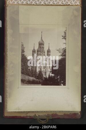 Gezicht op Russische kerk van de Heilige Elisabeth à Wiesbaden Wiesbaden Griechische Kapelle (objet titel op) partie de l'album de Voyage avec des photos d'Afrique du Sud, de Madère, du Portugal, de France et de Duitsland. Fabricant : Photographe: C. Hertel (attribué à) Lieu de fabrication: Wiesbaden Date: CA. 1880 - env. 1900 Caractéristiques physiques: Albumen imprimer: Papier technique: Albumen imprimer dimensions: Photo: H 248 mm × W 193 mm Objet: Église (extérieur) parties de l'extérieur de l'église et annexes: Tour où: Église russe de Saint-Elisabeth Banque D'Images
