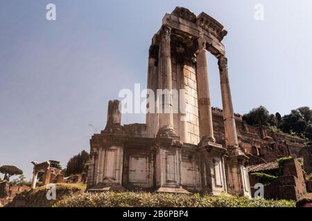 Le Temple de Vesta (Latin Aedes Vestae) est un temple antique, circulaire, Corinthien sur Forum Romanum, Rome, dans lequel brûla une flamme éternelle Banque D'Images