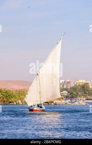 Bateaux à voile à travers le Nil à Assouan, Egypte Banque D'Images