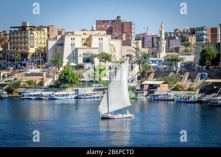 Bateaux à voile à travers le Nil à Assouan, Egypte Banque D'Images