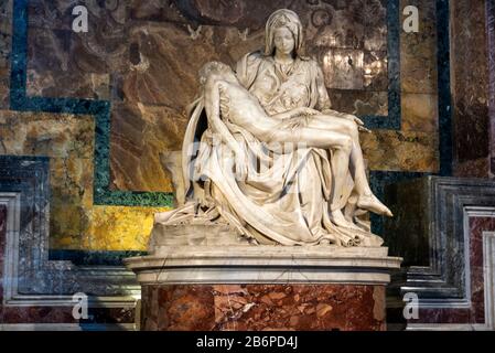 Pieta en marbre de Carrera de Michel-Ange dans La Basilca de Saint-Pierre, Vatican, Rome, Italie, montrant St Mary pleurant son fils mort Jésus le long vendredi. Banque D'Images