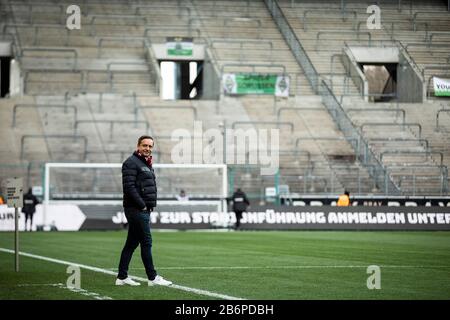 Monchengladach, Allemagne. 11 mars 2020. Le Manager Horst Heldt de Köln regarde avant le match de Bundesliga Borussia Mönchengladbach contre 1.FC Köln dans la saison 2019/2020 (Geisterspiel, jeu fantôme, coronavirus) la réglementation DFL interdit toute utilisation de photographies comme séquences d'images et/ou quasi-vidéo. Crédit: Mika Volvmann/Alay Live News Banque D'Images