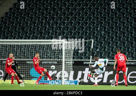 Monchengladach, Allemagne. 11 mars 2020. Breel Embolo de Moenchengladbach (R) kicks le 1:0 pour Gladbach pendant le match Bundesliga Borussia Mönchengladbach contre 1.FC Köln dans la saison 2019/2020 (Geisterspiel, jeu fantôme, coronavirus) la réglementation DFL interdit toute utilisation de photographies comme séquences d'images et/ou quasi-vidéo. Crédit: Mika Volvmann/Alay Live News Banque D'Images