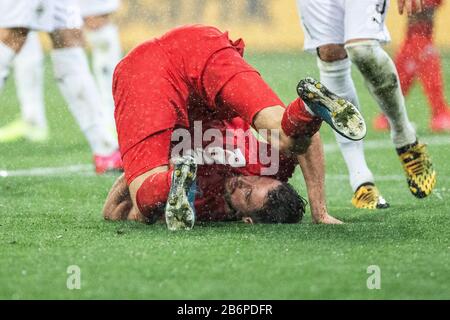 Monchengladach, Allemagne. 11 mars 2020. Mark Uth de Koeln tombe pendant le match Bundesliga Borussia Mönchengladbach contre 1.FC Köln dans la saison 2019/2020 (Geisterspiel, jeu fantôme, coronavirus) les règlements DFL interdisent toute utilisation de photographies comme séquences d'images et/ou quasi-vidéo. Crédit: Mika Volvmann/Alay Live News Banque D'Images