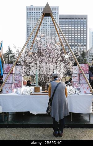 Tokyo, Japon. 11 mars 2020. Une femme prie au cours du neuvième anniversaire du séisme et du tsunami au Grand Japon oriental lors de la cérémonie commémorative de la paix sur la Terre dans le parc Hibiya. 2020 marque le neuvième anniversaire du séisme et du tsunami qui a tué des milliers de personnes et conduit à la crise nucléaire de Fukushima. Cette année, le gouvernement japonais a annulé sa cérémonie commémorative nationale pour les victimes en raison de l'éclosion de coronavirus dans le pays. Crédit: Rodrigo Reyes Marin/Zuma Wire/Alay Live News Banque D'Images