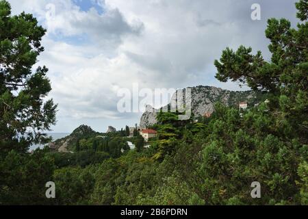 Vue depuis la terrasse d'observation du village de Simeiz sur le mont Cat lors d'une journée d'été nuageux. Crimée, Russie Banque D'Images