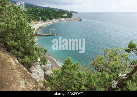 Vue de la montagne à une petite plage près de la roche Diva dans le village de la station de mer noire Simeiz. Nuageux jour d'été Banque D'Images