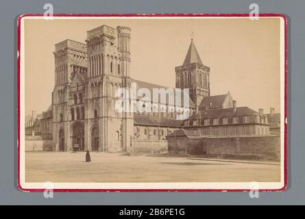 Gezicht op de Abbaye aux Dames te Caen vue de l'Abbaye aux Dames à Caen Type d'objet : photo Cabinet photo Numéro d'article: RP-F F19792 Inscriptions / marques: Date, verso, handgeshreven: '13 Août 1893'annotie, verso, manuscrit: 'Caen, Ste Trinite ou Abbaye aux Dames' Fabricant : photographe: Fabrication anonyme: Caen Dating: 1893 matériau: Papier carton technique: Albumen dimensions imprimées: Milieu secondaire: H 108 mm × W 164 mm Objet: Ordre monastique, vie monastique  façade catholique romaine (ou maison ou bâtiment) Où: Caen Banque D'Images