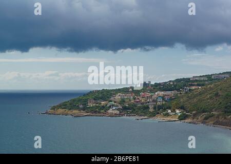 Vue de la mer au village de Katsiveli en Crimée, un jour d'été. Tempête de nuages approchant Banque D'Images