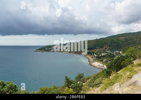 Vue depuis la terrasse d'observation jusqu'au village de Katsiveli en Crimée, un jour d'été. Tempête de nuages approchant Banque D'Images