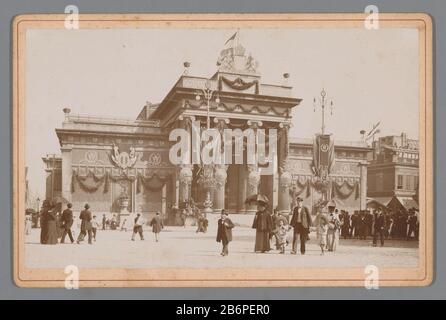 Gezicht op de Beurs van Zocher tijdens de inhuldigingsfeesen van Wilhelmina van 5 tot en met 9 septembre 1898 vue de la Bourse Zocher pendant les festivités d'inauguration de Wilhelmina du 5 au 9 septembre 1898 Type d'objet : photo Cabinet photo Numéro d'article: RP-F F19503 Inscriptions / marques: Inscription verso, imprimé: 'Eera diplôme Donaueschingen 1874 / MÉDAILLE D'ARGENT KARLSRUHE 1877 / Photographie artistique / & / Art Trading / / S. Herz Amsterdam./ Herengracht 80 & Heerenstraat 4.'annotie, verso, manuscrit: 'Stock Exchange pendant / The Inauguration Fêtes / 5/9 septembre 1898' Banque D'Images