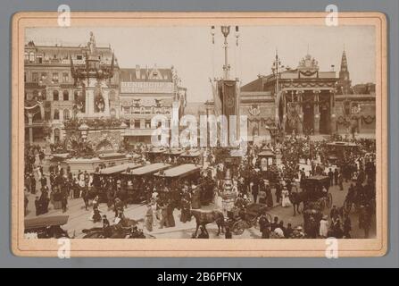 Gezicht op de Dam en de Beurs van Zochre tijdens de inhuldigingsfeesten van Wilhelmina van 5 tot en met 9 septembre 1898 vue du Dam et de la Bourse Zochre pendant les festivités d'inauguration de Wilhelmina du 5 au 9 septembre 1898 Type d'objet : Photo Cabinet photo Numéro d'article: RP-F F19502 Inscriptions / marques: Inscription verso, imprimé: 'Eera diplôme Donaueschingen 1874 / MÉDAILLE D'ARGENT KARLSRUHE 1877 / Photographie artistique / & / Art Trading / S. Herz Amsterdam./ Herengracht 80 & Heerenstraat 4.'annotie, verso, manuscrit: 'Et Dam / Inaugation' Banque D'Images