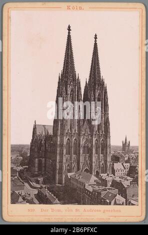 Geeuitzicht op de Dom van KeulenDer Dom, von St. Andreas gesehen (titel op object)Köln (serietitel op object) Type d'objet : kabinetfoto fotomechanische afdruk Objectnummer: RP-F-00-779 Inscriptions / Merken: Nummer, recto, gedrukt: «829.’naemergeuitar, Ververvaer: «Ververäuitäuitser:», Ververvaer: «Vergäuitäuitäuitser: Dresden Dating: 1890 matériau: Papier karton Techniek: Lichtdruk Dimensions: Prent: H 146 mm × b 96 mm Objet: Église (extérieure) Banque D'Images