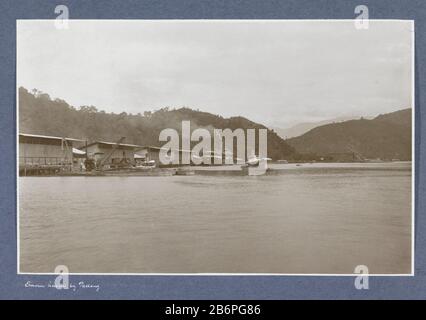 Gezicht op de Emmahaven à Padang partie de l'album de Voyage avec des photos d'activité et d'où: Les conditions à Sumatra et Java et le voyage à et de Dutch Indië. Fabricant : Photographe Christiaan Benjamin Nieuwenhuis (attribué à) lieu de fabrication: Padang Dating: CA. 1900 - ca. 1920 Caractéristiques physiques: Gélatine argent imprimé matériel: Papier photo technique: Gélatine argent imprimer dimensions: Photo: H 186 mm × W 290 mm Objet: Port (+ vue  véhicule, navire, etc.) entrepôt ( port) Où Padang Banque D'Images