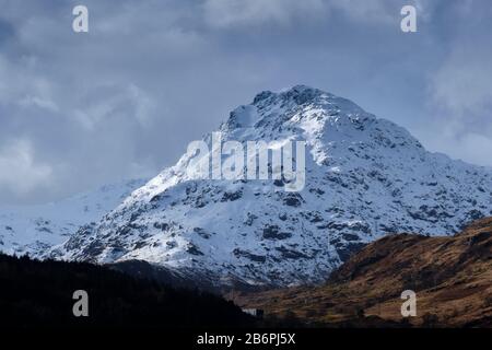 Ben Vane a vu à travers le Loch Lomond à Inversnaid, Loch Lomond, Écosse Banque D'Images