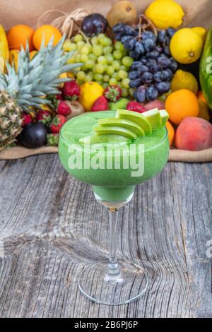 Kiwi, pomme de la Reine des Neiges sur fond de fruits mélangés. Banque D'Images