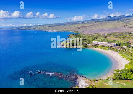 États-Unis, Hawaï, Big Island, station balnéaire de la côte ouest, hôtel Mauna Kea Beach, vue aérienne Banque D'Images