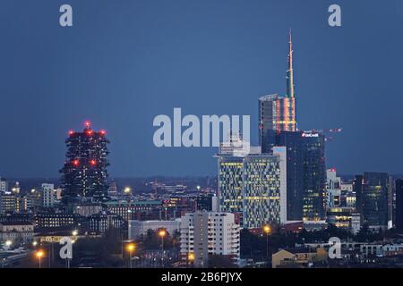 Gratte-ciel à la tombée de la nuit avec de nouveaux gratte-ciel. Milan, Italie - Mars 2020 Banque D'Images