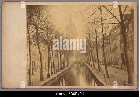 Gezicht op de Oude Delft en de Oude Kerk in Delft Gezicht op de Oude Delft en de Oude Kerk in Delft Type d'objet : kabinetfoto Objectnummer: RP-F-00-833 Inscriptions / Merken: Naam, verso, gestempeld: 'Vosmaer' Fabricant : fotograaf: Henri de Loup Delvereld (FT) objet de rencontre: 1860 - ca. 1880 matériau: Fotopaper karton Techniek: Alluminedrak Dimensions: Foto: H 101 mm × b 134 mm Objet: Noms de villes et villages (avec NOM)église (extérieure)canaux, eaux (en ville) Banque D'Images