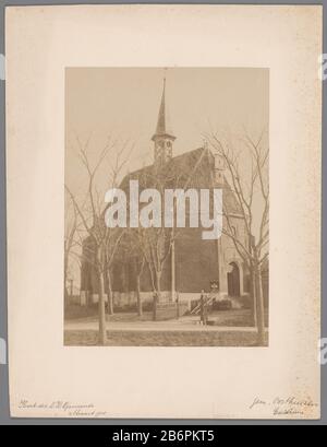 Gezicht op de Oude Kerk te Etersheim Gezicht op de Oude Kerk te Etersheim Type d'objet : foto Objectnummer: RP-F-00-2197 Inscriptions / Merken: Annotie, recto, handgeschreven: «Kerk der N.H. Gemeente Maart 1901/ Gem. Oosthuizen/ Etersheim’annotie, verso, handgeschreven: «Kerk der N.H. gemeente te Etersheim N.H./ Maart 1901» Fabricant : fotograaf: Anoniem (Monumentenzorg) (toegeschreven aan)fotograaf: A.J.M. Mulder (mogelijk)Plaats fabricación: Etersheim Dating: 1901 Material: Fotopaper karton Techniek: Alluminedruk Dimensions: Foto: H 230 mm × b 170 mm Sujet: Église (extérieur) Banque D'Images