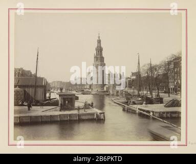 Gezicht op de Oude Schans à Amsterdam a rencontré centraal de Montelbaanstoren de Kikcurbilsluis op de voorgrond partie de l'album avec Vu d'où les photos: Conditions à Amsterdam. Fabricant : Photographe: Fabrication anonyme: Amsterdam Date: CA. 1890 - ca. 1900 Caractéristiques physiques: Albumen matière d'impression: Papier technique: Albumen dimensions d'impression: Photo: H 196 mm × W 257 mm Objet: Bice, weircanals, tours d'eau (en ville)  City fortifiée chariot à main Banque D'Images