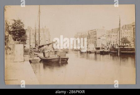 Gezicht op de Oudeschans in Amsterdam vue des Oude Schans in Amsterdam Type de bien: Photographies Numéro d'article: RP-F F19431 Fabricant : Photographe: Fabrication anonyme: Amsterdam Date: 1850 - 1900 matériau: Carton technique: Albumen dimensions imprimées: Photo: H 93 mm × W 151 mm Objet: Canaux, eau (en ville) Où: Vieux Chan Banque D'Images