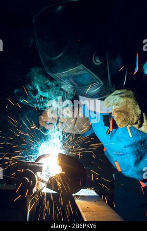 Les soudeurs travaillant à l'usine fait metal Banque D'Images