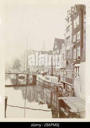 Gezicht op de Oudezijds Voorburgwal, gezien vanaf de Zeedijk en arrière-plan la tour de l'Oude Kerk, Amsterdam Manufacture Créateur: Photographe: James HigsonPlaats fabrication: Amsterdam Dating : 1904 Caractéristiques physiques: Lumière du jour gélatine argent imprimé matériel: Papier: Technique gélatine argent imprimer dimensions: Photo: H 153 mm × L 109 mm Date : 1904 - 1904 Banque D'Images