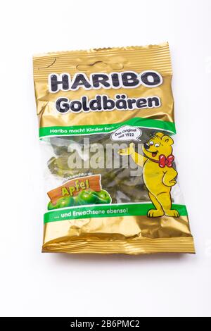 HUETTENBERG, ALLEMAGNE - 2020-02 25 Product Shot HARIBO Apple Sweets isolés sur blanc Banque D'Images