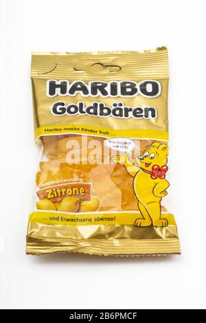 HUETTENBERG, ALLEMAGNE - 2020-02 25 Product Shot LES sucreries HARIBO Lemon isolées sur blanc Banque D'Images