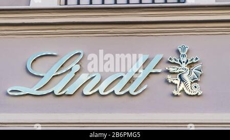 Trèves, ALLEMAGNE - 13 SEPTEMBRE 2019 : logo Lindt sur une maison de Facade dans un magasin de détail À TRÈVES, ALLEMAGNE. La marque est l'une des plus importantes dans choc Banque D'Images