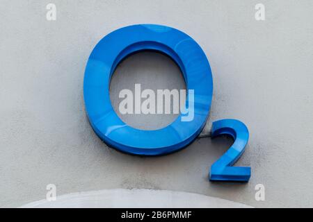 Trèves, ALLEMAGNE - 13 SEPTEMBRE 2019: 2 magasins à TRÈVES. L'O2 est une société européenne de télécommunications spécialisée dans la téléphonie mobile appartenant à Telefonica Banque D'Images