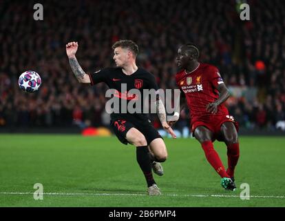 La bataille de Kieran Trippier (à gauche) et de Sadio Mane de Liverpool pour la balle lors du match de 16 secondes de la Ligue des Champions de l'UEFA à Anfield, Liverpool. Banque D'Images