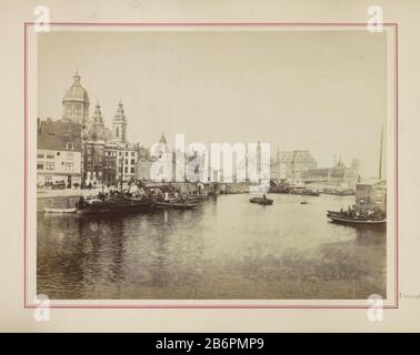 Gezicht op de Prins Hendrikkade en het Open Havenfront met links de Nicolaaskerk, de Schreierstoren rechts het Centraal Station van Amsterdam partie de l'album avec Vues d'où les photos: Conditions à Amsterdam. Fabricant : Photographe: Fabrication anonyme: Amsterdam Dating: CA. 1890 - ca. 1900 Caractéristiques physiques: Matériel d'impression d'albumine: Papier photo technique: Albumine dimensions de pression: Photo: H 198 mm × W 258 mm Objet: Quay (+ ville (-scape) avec figures, staffage) tours  gare fortifiée; abri (chemin de fer, tramway) église (extérieur) À Proximité Open Havenfront Banque D'Images