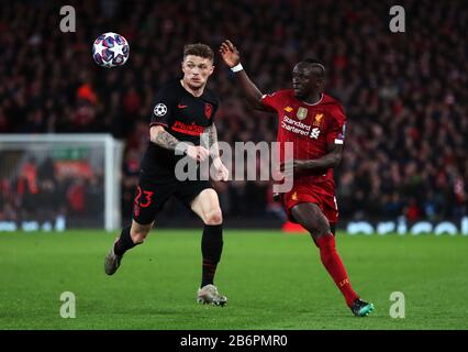 La bataille de Kieran Trippier (à gauche) et de Sadio Mane de Liverpool pour la balle lors du match de 16 secondes de la Ligue des Champions de l'UEFA à Anfield, Liverpool. Banque D'Images