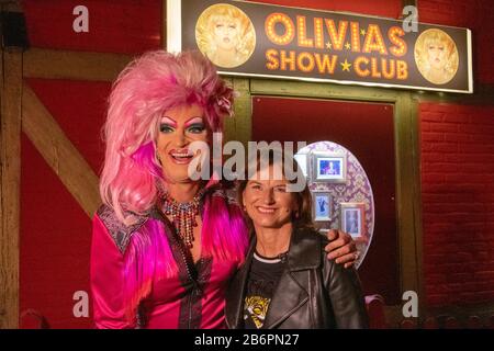 Claudia Obert - Bromi Big Brother - Unternehmerin, Olivia Jones (Oliver Knöbel) - Travestiekünstler, Hambourg, Olivia Jones Show Bar, 08.09.2017 Banque D'Images