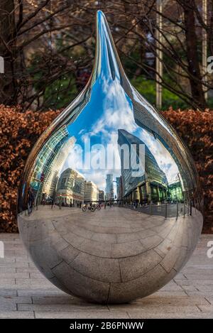 London Canary Wharf Art - sculpture en gouttelettes polies. Artiste Richard Hudson - sculpture Tear, créée en 2018, acier poli miroir. Canary Wharf Art Banque D'Images