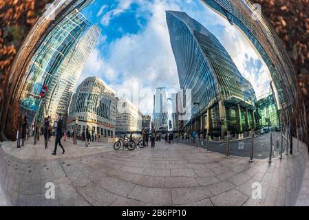 London Canary Wharf Art - sculpture en gouttelettes polies. Artiste Richard Hudson - sculpture Tear, créée en 2018, acier poli miroir. Canary Wharf Art Banque D'Images