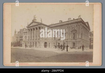 Gezicht op de Stadschouwburg aan het Leidseplein te Amsterdam vue du Théâtre municipal sur la Leidseplein à Amsterdam Type de bien: Photo Cabinet photo Numéro de l'article: RP-F F19264 Inscriptions / marques: Inscription verso, manuscrit: '[...] Hilsman / Stadschouwburg Amsterdam en 1872 après rénovation / 1890 afgebrand Fabricant : photographe: Andreas Theodorus Rooswinkel (propriété cotée) Lieu de fabrication: Amsterdam Date: 1874 - 1875 matériau: Carton d'emballage technique: Albumen dimensions imprimées: Milieu secondaire: H 107 mm × W 166 mm Objet: Théâtre (bâtiment) Où: Leidseplein Banque D'Images