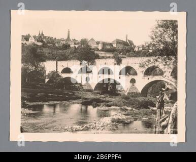 Vue sur le pont Tauber à Rothenburg ob der Tauber Rothenburg ob der Tauber Doppelbrücke - Pont double (objet titre) Type de bien: Photographies Numéro d'article: RP-F F20317 Fabricant : Photographe: Fabrication anonyme de place: Rothenburg ob der Tauber Date: CA . 1940 - c 1960 Caractéristiques physiques: Gélatine argent imprimé matériel: Papier technique: Gélatine argent imprimer dimensions: Photo: H 69 mm × W 92 mm Objet: Pont où: Rothenburg ob der Tauber Banque D'Images