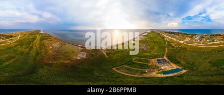 Trois cent soixante degrés panorama d'un lac et de la campagne côtière sur une chaude journée ensoleillée d'été. Le concept de relaxation dans la protection unique Banque D'Images