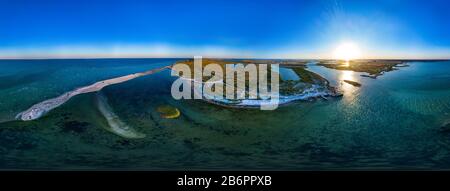 Panorama à trois cent soixante degrés du ciel bleu de la mer et de la côte durant le coucher du soleil. Le concept de beaux coins naturels de l'pla Banque D'Images