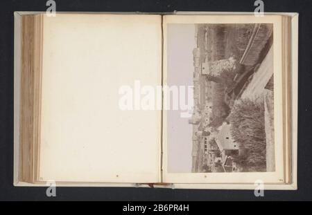 Gezicht op de Via Appia rencontré à de verte de Porta San Sebastiano à Rome vue De la Voie Appienne à la distance la Porta San Sebastiano à Rome Type de bien: Page photo Numéro d'article: RP-F 2001-7-63B-52 Fabricant : Photographe: Fabrication anonyme de lieux: Rome Date: 1850 - ou pour 1860 matériau: Technique du papier: Albumen dimensions de l'impression: Photo: H 97 mm × W 134 mmToelichtFoto après page 222. Sujet: Paysage de rue avec la porte de la ville de ruine où Via Appia Antica Banque D'Images