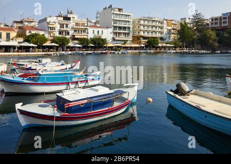 Agios Nikolaos, Grèce, 17 août 2013 : de nombreux bateaux de plaisance multicolores amarrant dans la baie attendent les touristes Banque D'Images