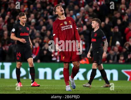 Roberto Firmino (centre) de Liverpool semble déjecté lors du match de 16 secondes de la Ligue des Champions de l'UEFA à Anfield, Liverpool. Banque D'Images