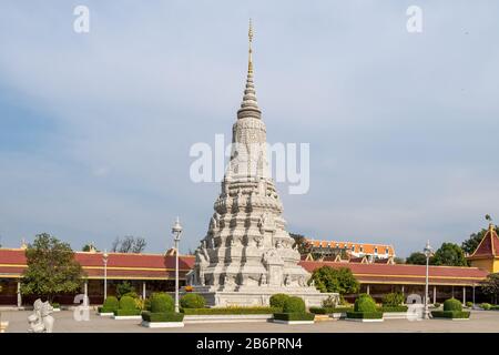 Stupa dans le Temple du Bouddha d'Émeraude à Phnom Penh Banque D'Images