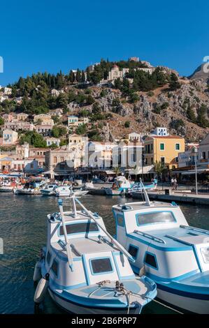 Bateaux de pêche dans le port Symi Ville Symi Îles grecques Grèce Banque D'Images