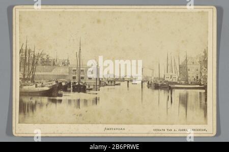 Gezicht op de achterzijde van de Korenbeurs, de Oude Brug en de Nieuwe Brug à Amsterdam, gezien vanaf het Damrak Amsterdam (servietitel op object) vue de l'arrière des Korenbeurs, du Vieux pont et du Nouveau pont à Amsterdam, vu du Damrak Amsterdam (titre objet) type: Photo gouvernementale Numéro d'article: RP-F F19493 Inscriptions / marques: Annotation, verso manuscrit 'Rear Korenbeurs, et ancien pont / nouveau pont (Damrak vu) ./ 1884.'winkeliersmerk, verso, estampillé:' UTILISATEUR. Douwes / ATELIERS / Warmoestraat 73./ AMSTERDAM.' Fabricant : Photographe : Andrew Hunter (possibl Banque D'Images