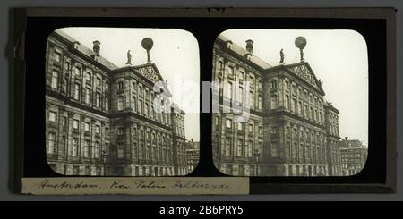 Gezicht op de achterzijde van het Koninklijk Paleis op de Dam à Amsterdam (Kon Paleis Achterzijde) vue sur l'arrière du Palais Royal sur la place du Dam à Amsterdam. (Côté Palais Royal.) Type de bien: Photo stéréo verre photo Numéro d'article: RP-F F08446 Fabricant : Photographe: Peter Oosterhuis (possible) Date: 1855 - 1860 Caractéristiques physiques: Stéréoglasdia matériau: Verre Banque D'Images