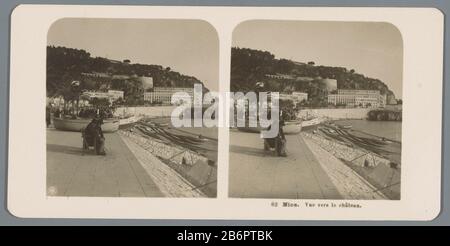 Vue sur la promenade de Nice. Vue vers le château (objet titre) Type de bien: Photo stéréo Numéro d'article: RP-F 00-9127 Inscriptions / marques: Numéro, recto, imprimé: '62'opschrift, recto, imprimé:' NPG' Fabricant : Photographe: Photo Neue Gesellschaft ( inscrit sur l'objet) Lieu de fabrication: Nice Date: CA. 1900 - ca. 1910 matériau: Carton technique: Gélatine argent dimensions: Milieu secondaire: H 88 mm × W 179 mm Objet: Avenue, boulevard, promenade, façade esplanade (ou maison ou bâtiment) Banque D'Images